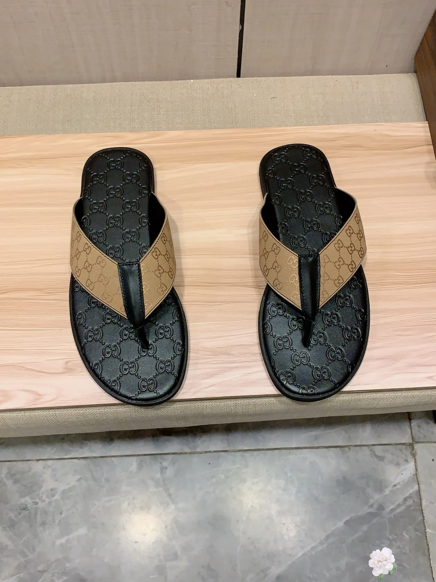 Slippers: New model: Factory price: 260💰💰🎩🎩🔥🔥《 Gucci* 》Series of slippers top purchasing agent🔍🔍Sold at the same time for men, original Italian imported webbing made of selected cowhide, exquisite workmanship,), sole: (super comfortable) original factory special sole, ⚠️exclusive double-layer movable molded sole super comfortable⚠️, real shot🎬the real thing is more beautiful🔍🔍266 regular code 38-44, can be ordered 45.